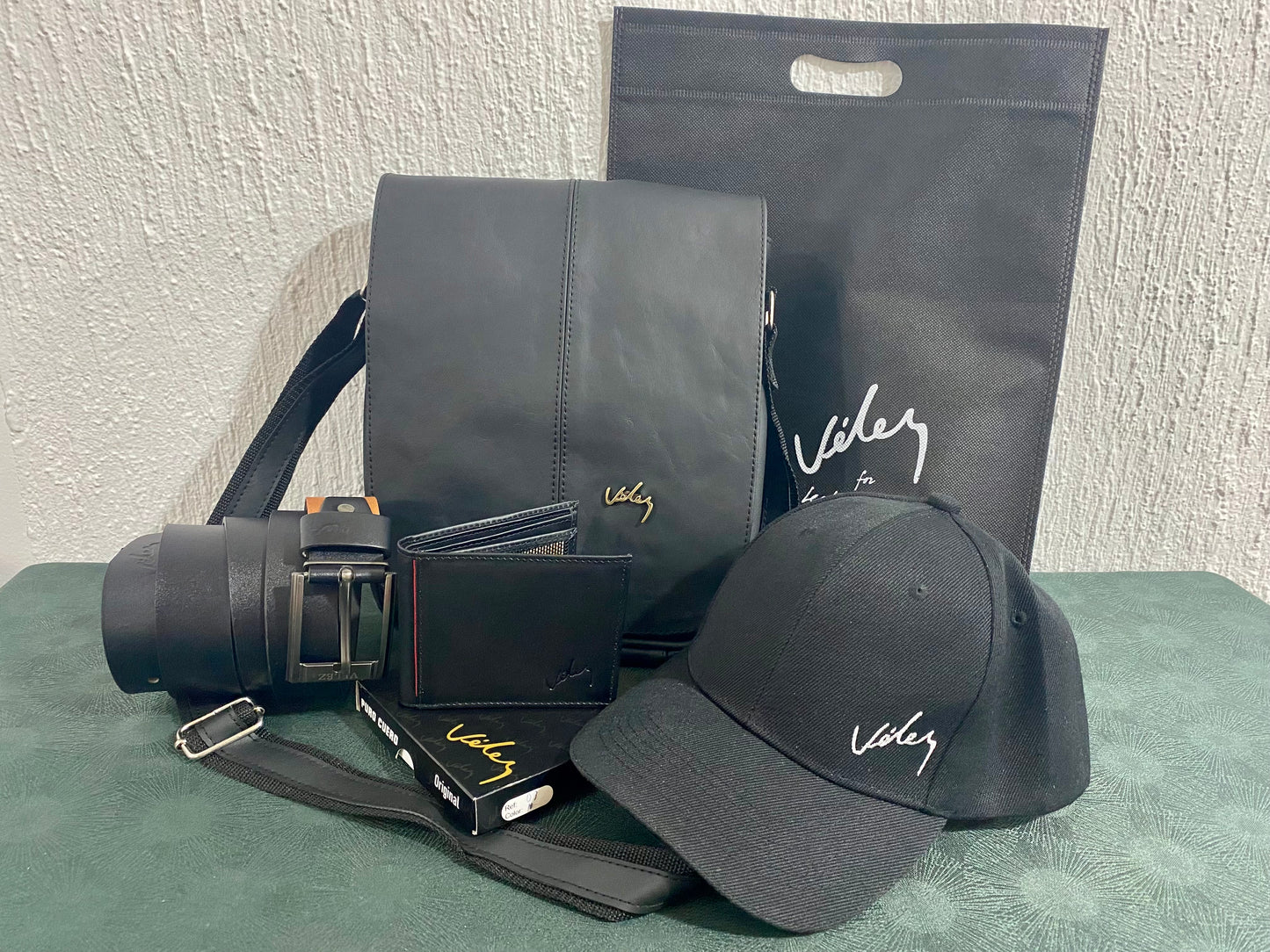 KIT DE VÉLEZ, CUERO GENUINO PARA HOMBRE® CORREA + BILLETERA + GORRA + BOLSO