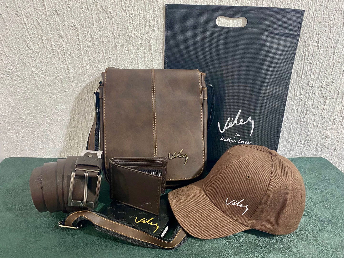 KIT DE VÉLEZ, CUERO GENUINO PARA HOMBRE® CORREA + BILLETERA + GORRA + BOLSO